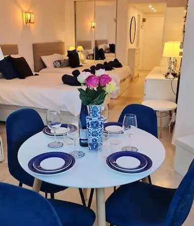 Апартаменти Frontline With Sea Views And Rooftop Pool *