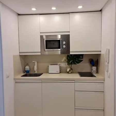Апартаменти Frontline With Sea Views And Rooftop Pool