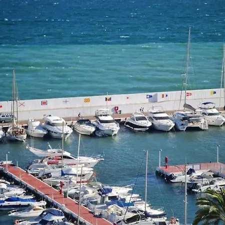 Апартаменти Frontline With Sea Views And Rooftop Pool